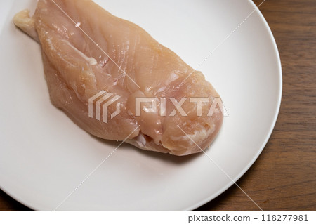 白盤上的雞胸肉 白盤上的雞胸肉 118277981