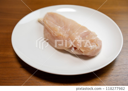 白盤上的雞胸肉 白盤上的雞胸肉 118277982