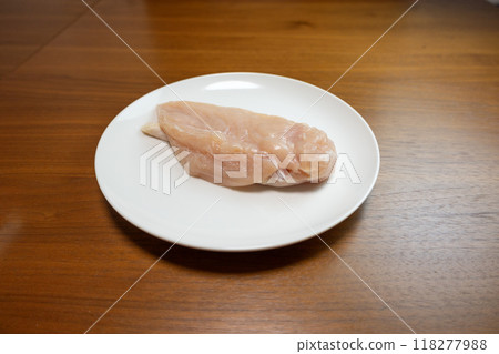 白盤上的雞胸肉 白盤上的雞胸肉 118277988