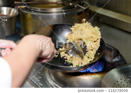 用炒鍋做炒飯的廚師 Machi Chuka 118278056