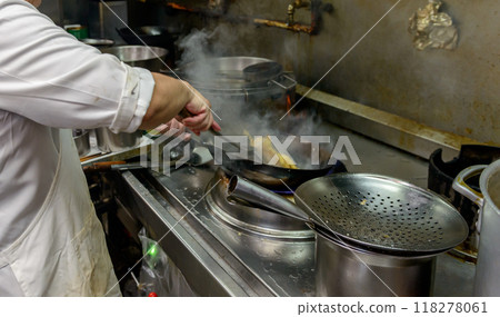 用炒鍋做炒飯的廚師 Machi Chuka 118278061