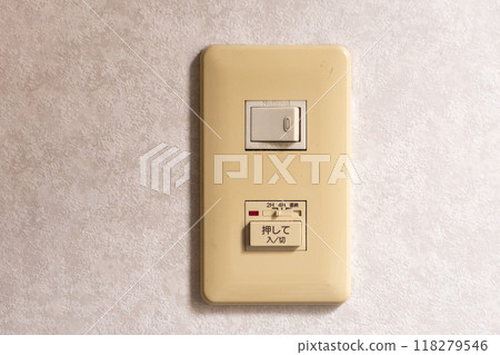 稍舊的私人住宅的電氣開關（換氣扇） 118279546