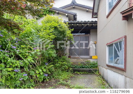 Abandoned house (Japanese: akiya), Kanazawa, Japan. Abandoned house (Japanese: akiya), Kanazawa, Japan. 118279696