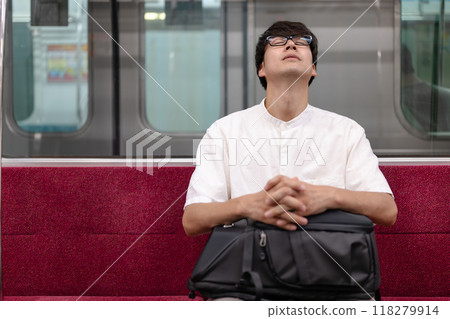 火車上睡覺的男人 118279914