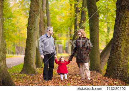 Kids playing in autumn park 118280302