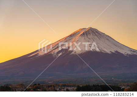 [富士山資料]冬天的早晨從河口湖看到的富士山[山梨縣] 118283214