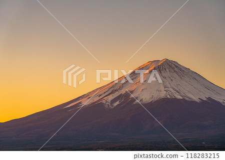 [富士山資料]冬天的早晨從河口湖看到的富士山[山梨縣] 118283215
