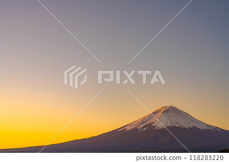 [富士山資料]冬天的早晨從河口湖看到的富士山[山梨縣] 118283220