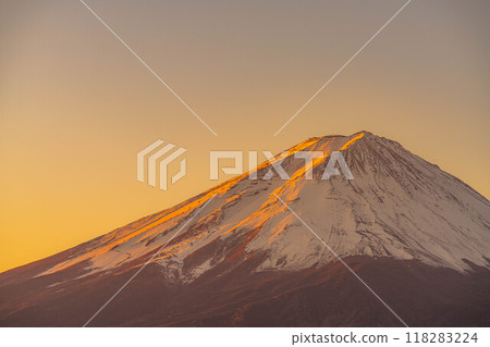 [Mt. Fuji material] Mt. Fuji seen from Lake Kawaguchi on a winter morning [Yamanashi Prefecture] 118283224
