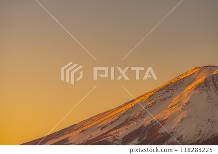 [富士山資料]冬天的早晨從河口湖看到的富士山[山梨縣] 118283225