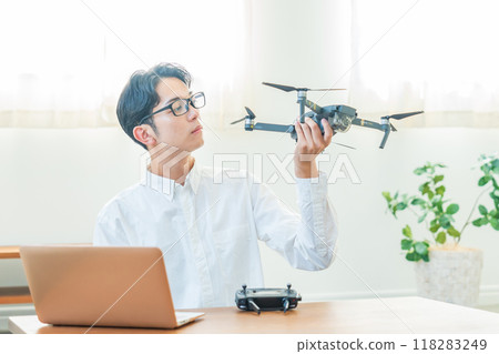 無人機電腦年輕人 118283249