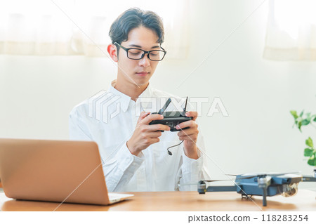 無人機電腦年輕人 118283254