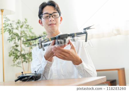 操作無人機的年輕人 118283260