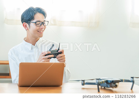 操作無人機的年輕人 118283266