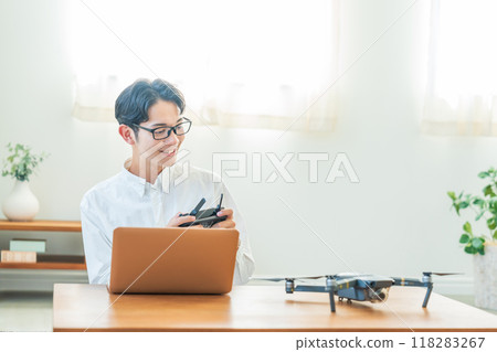 無人機電腦年輕人 118283267