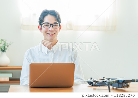 無人機電腦年輕人 118283270