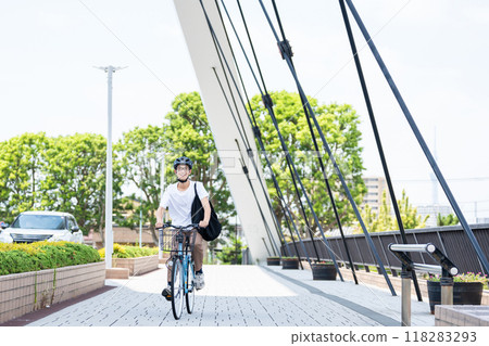 騎自行車的一個年輕人 騎自行車的一個年輕人 118283293