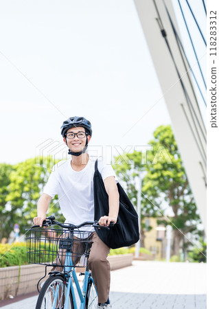 A man riding a bicycle 118283312