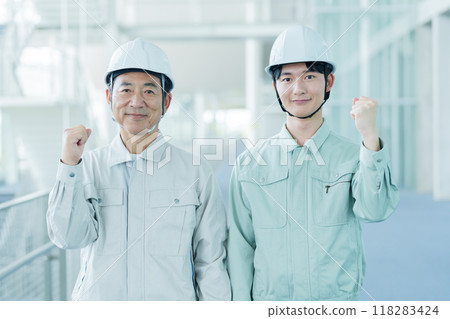 戴著頭盔的工人正在打拳 戴著頭盔的工人正在打拳 118283424