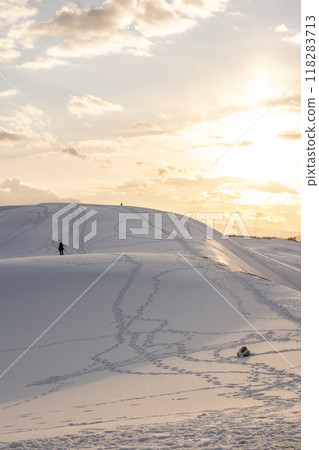 Tottori Sand Dunes: Snow Scene at Sunset 118283713