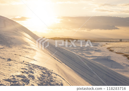 鳥取沙丘 - 日落時的雪景 118283716