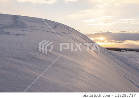 Tottori Sand Dunes: Snow Scene at Sunset 118283717