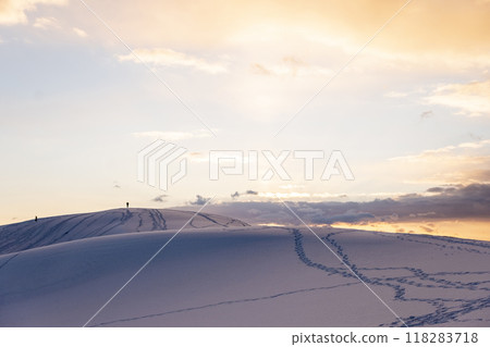 Tottori Sand Dunes: Snow Scene at Sunset 118283718