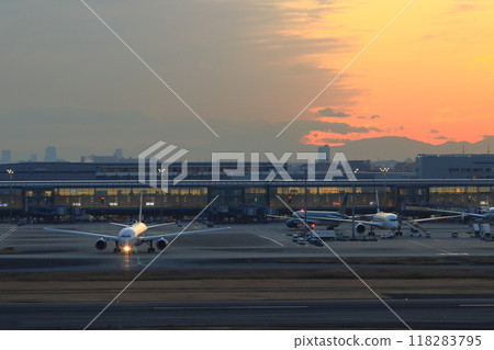 日落背景下起飛的客機 118283795