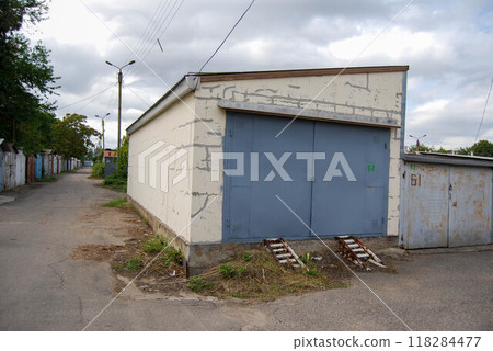 Large garage with inconvenient entry.Spacious garage with metal ramp. Large garage with inconvenient entry.Spacious garage with metal ramp. 118284477