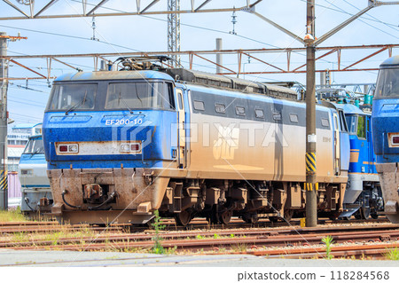 An EF200 electric locomotive on the verge of being scrapped, stored at Suita Locomotive Depot 118284568