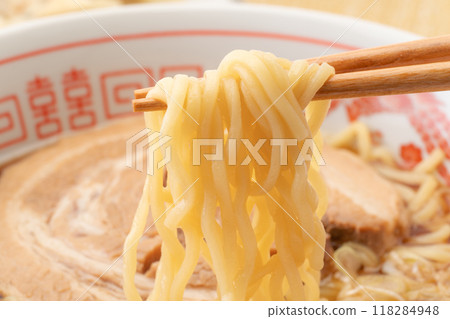 Close-up of delicious soy sauce ramen 118284948