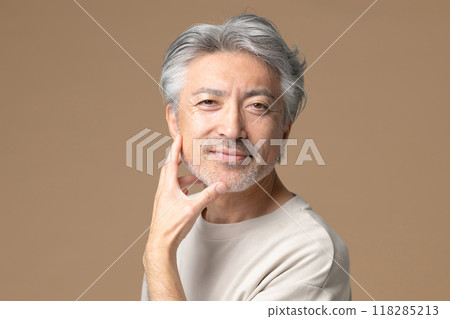 A man putting his hands on his chin 118285213