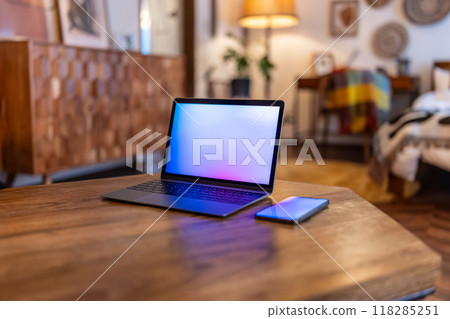 帶電腦的房間 118285251