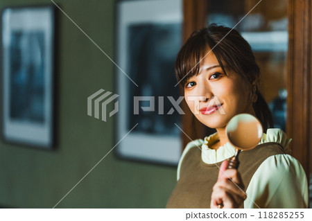 Magnifying glass and women Magnifying glass and women 118285255