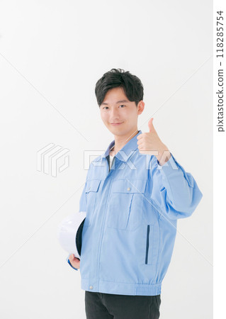 一個穿著工作服的男人豎起大拇指 一個穿著工作服的男人豎起大拇指 118285754