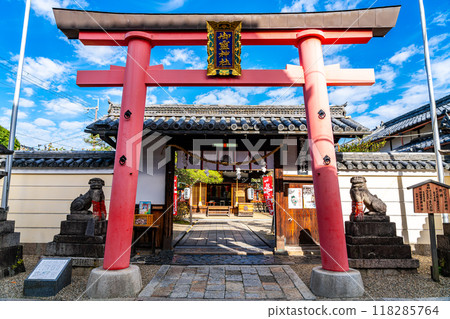 [Nara Prefecture] Goryo Shrine in Nara under a refreshing blue sky 118285764