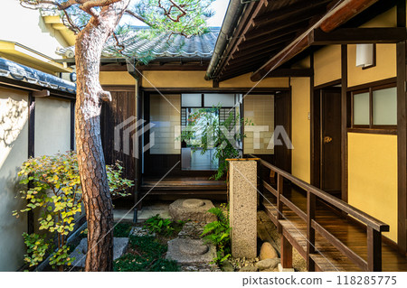 [Nara Prefecture] The atmospheric courtyard of a lattice house in Naramachi 118285775