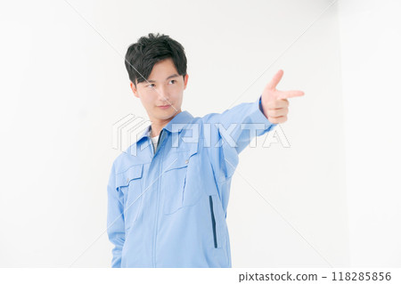 一個穿著工作服的男人擺姿勢 一個穿著工作服的男人擺姿勢 118285856