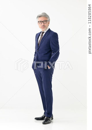 採取姿勢的商人 118285864