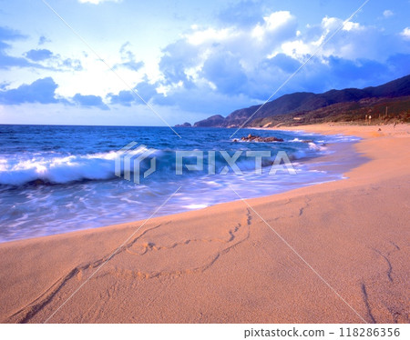 "World Natural Heritage" Yakushima, evening view of Nagata Inakahama Beach "Yakushima National Park" 118286356