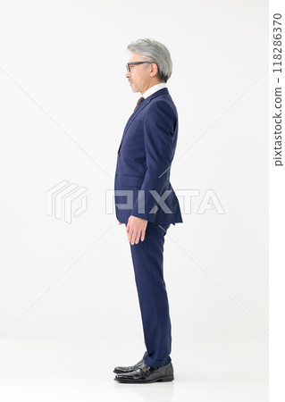 Businessman standing sideways 118286370