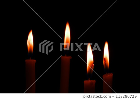 黑暗中點燃四根蠟燭（聖誕節來臨克蘭茲） 118286729