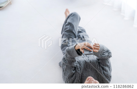 一個女人在客廳放鬆 一個女人在客廳放鬆 118286862