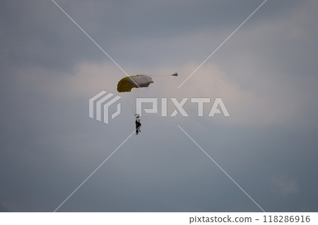 (Okegawa Airfield, Saitama) Divers descending from the sky 118286916
