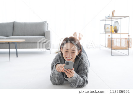 一個女人在客廳放鬆 118286991