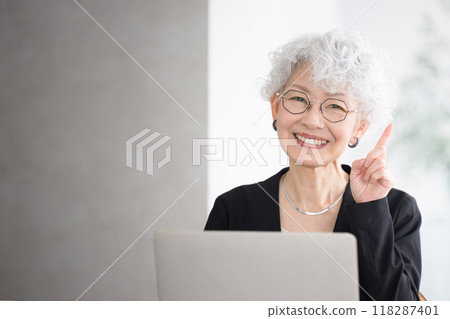 一位資深（老年）女性商務人士的形象、要點和推薦的指點姿勢，複製左側空間 118287401