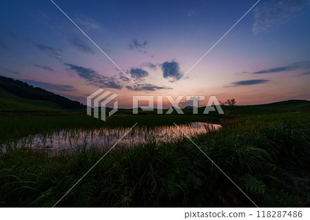 Evening scenery of the Soni Plateau in early autumn 2024: From sunset to blue hour, the flow of clouds that appear and disappear and the sunset sky #43 118287486