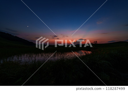 2024年初秋索尼高原夜景從日落到藍色時刻，時隱時現的雲流和落日的天空#56 118287499