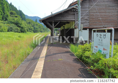 肥薩線矢竹站(熊本縣人吉市)由於持續停駛,雜草叢生。 肥薩線矢竹站(熊本縣人吉市)由於持續停駛,雜草叢生。 118287742
