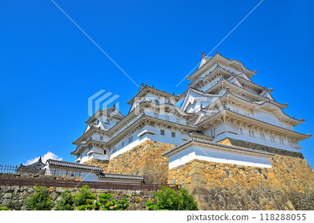 <Hyogo Prefecture> Himeji Castle shining against the blue sky 118288055